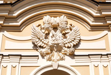 Saint Petersburg, Rusya - 9 Ağustos 2017: Çift başlı Rus kartal Strelna Konstantinovsky sarayda cephesinde