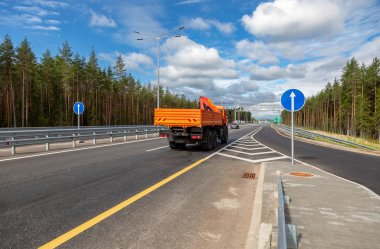 Novgorod bölgesi, Rusya Federasyonu - 7 Ağustos 2018: kestirmesinden gideceğim. Rus otoyol numarası M11 yaz gün