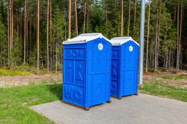 Novgorod bölgesi, Rusya Federasyonu - 7 Ağustos 2018: Rus karayolu, mobil genel tuvalet sayısı M11 yaz gün