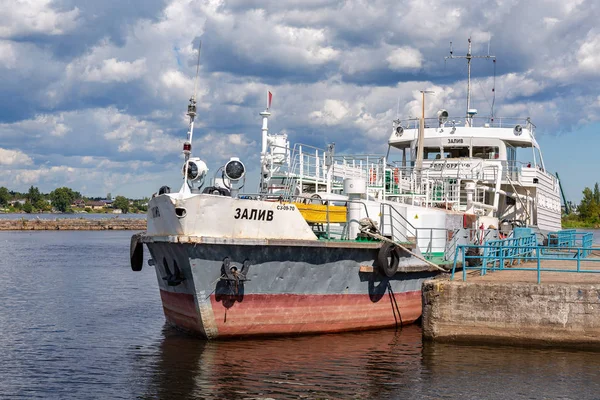 Shlisselburg Ryssland Augusti 2018 Fartyget Förtöjt Vid Kajen Väggen Flodhamnen — Stockfoto