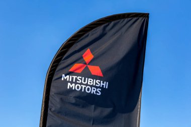 Samara, Rusya - 23 Eylül 2018: Resmi Bayilik işareti Mitsubishi mavi gökyüzü karşı