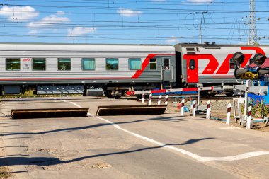Samara, Rusya Federasyonu - 23 Eylül 2018: demiryolu geçişi sırasında bir tren vagonları ile geçirilmesi üzerinde trafik ışığı ve yol işareti