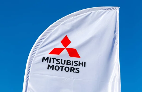 Samara Rusia Septiembre 2018 Concesionario Oficial Firma Mitsubishi Contra Cielo — Foto de Stock
