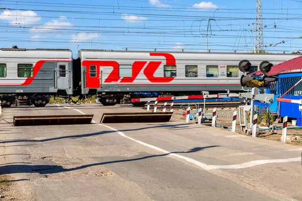 Samara Russia Settembre 2018 Semaforo Cartello Stradale Sull Attraversamento Ferroviario — Foto Stock