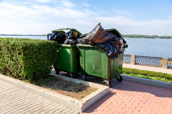 都市堤防のごみ袋と容器をリサイクル緑のプラスチックを開く — ストック写真