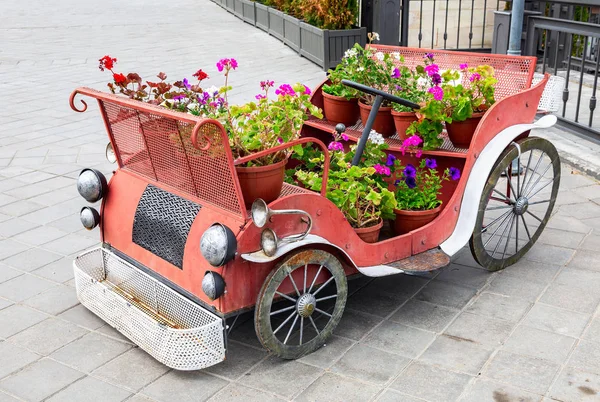 Kazan Rússia Junho 2018 Composição Flores Com Carro Retro Estilizado — Fotografia de Stock