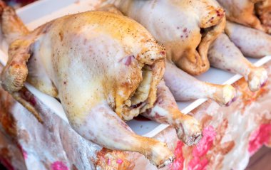 Taze çiğ tavuk eti çiftçilere piyasa satışa hazır