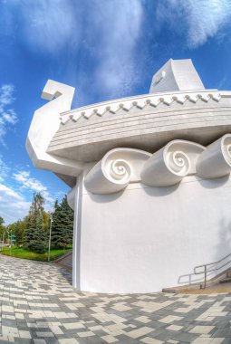 Samara, Rusya - 15 Eylül 2018: Balıkgözü görünümü Anıtı beyaz gemi formunda 