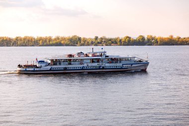 Samara, Rusya - 22 Eylül 2018: yaz güneşli bir günde Volga Nehri üzerinde yelken River cruise gemi
