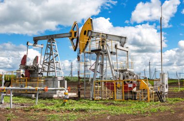 Tataristan, Rusya - 10 Haziran 2018: Çalışma pompa jack fracking ham ayıklama makinesi. Yağ Sanayi donanımları