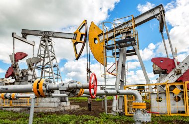 Tataristan, Rusya - 10 Haziran 2018: Çalışma pompa jack fracking ham ayıklama makinesi. Yağ Sanayi donanımları