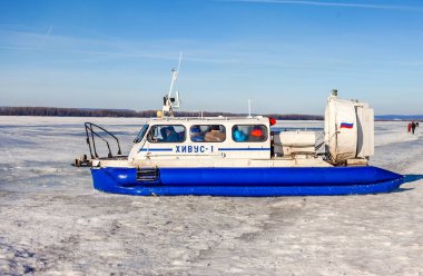Samara, Rusya - 03 Şubat 2018: Yolcu hovercraft kış günü içinde donmuş Volga Nehri'nin buz üstünde