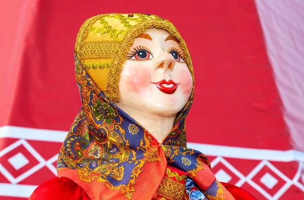 サマーラ ロシア連邦 2018 ロシアの節 マースレニツァまたはパンケーキ週中に冬の象徴として燃焼の大きな人形 — ストック写真