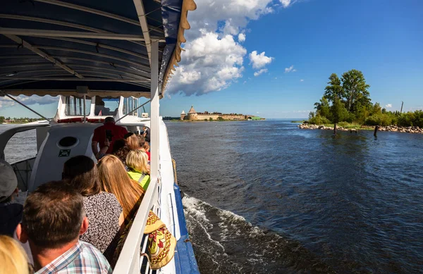 Shlisselburg, Rusya - 8 Ağustos 2018: Neva Nehri üzerinde tarihi kale Oreshek yaz güneşli bir günde yelken River cruise gemi