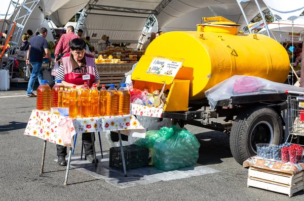 Samara Rússia Setembro 2018 Venda Óleo Girassol Tanque Metal Mercado — Fotografia de Stock