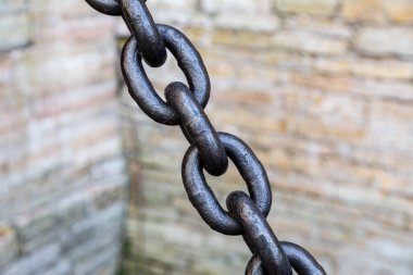 Eski güçlü metal paslı zinciri ile seçici odak, yakın çekim