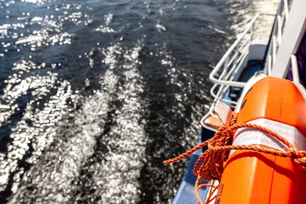 Boya Salvamento Naranja Vibrante Barco Excursión Día Verano —  Fotos de Stock