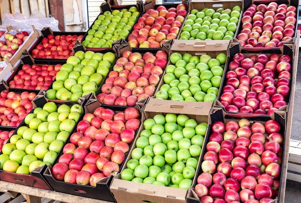 Φρέσκα Μήλα Της Νέα Συγκομιδή Έτοιμα Για Πώληση Στην Αγορά — Φωτογραφία Αρχείου