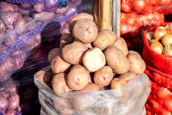 農民市場での販売のための新しい収穫の新鮮な有機ジャガイモ — ストック写真