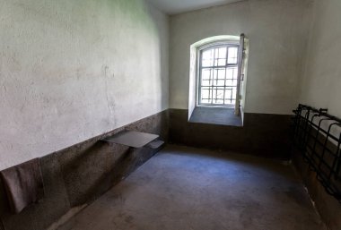 Shlisselburg, Rusya - 8 Ağustos 2018: Eski Oreshek kale eski Cezaevi'nde tek kişilik hücrede. Rus Ortaçağ savunma kalesi ve siyasi cezaevi