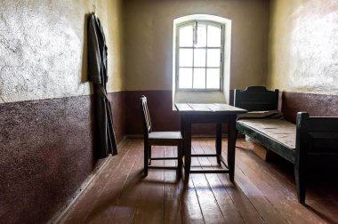 Shlisselburg, Rusya - 8 Ağustos 2018: Eski Oreshek kale eski Cezaevi'nde tek kişilik hücrede. Rus Ortaçağ savunma kalesi ve siyasi cezaevi