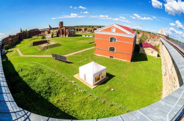 Shlisselburg, Rusya Federasyonu - 8 Ağustos 2018: Tarihi kale Oreshek bir eski Rus kaledir. Kale duvarından görüntüleyin. Shlisselburg Kalesi yakınındaki St Petersburg, Rusya. 1323 kurulan