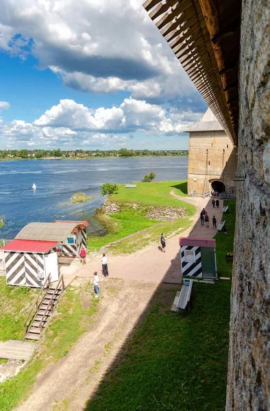 Shlisselburg 俄罗斯 2018年8月8日 历史堡垒巴兰是一个古老的俄罗斯堡垒 博物馆参观的涅瓦河和票务中心景观 — 图库照片