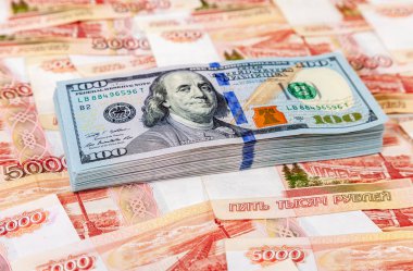 100 Amerikan Doları banknot Rus ruble üzerinde