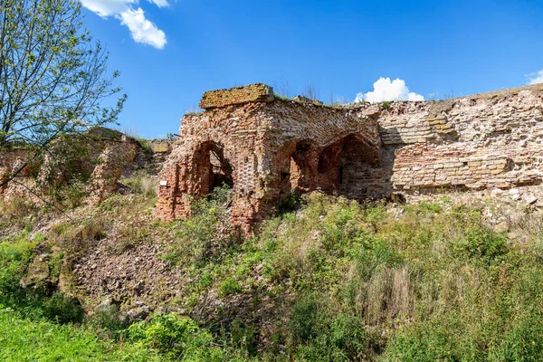 Shlisselburg, Rusya - 8 Ağustos 2018: Paramparça duvar ve antik Oreshek kalesi kalıntıları. Ortaçağ Rus savunma yapısı ve siyasi cezaevi