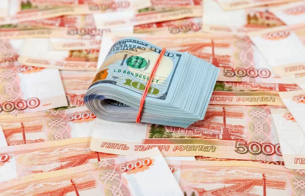 Skládané Dolarové Bankovky Zabalená Gumička Ležící Nad Bankovky Ruských Rublů — Stock fotografie