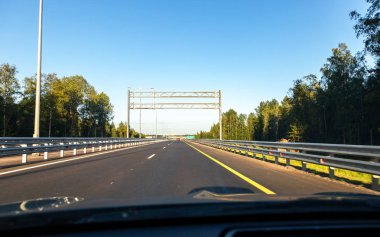 Paralı yol. Rus otoyol numarası M11 yaz gün