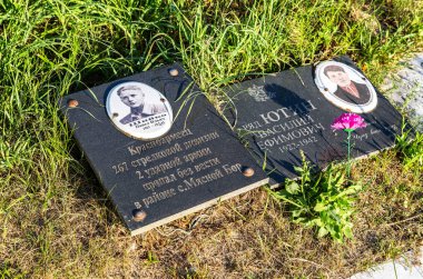 Myasnoy Bor, Rusya Federasyonu - 10 Ağustos 2018: Sovyet savaş anıtı ile Rus askerin mezar. İkinci Dünya Savaşı sırasında düşmüş asker için bellek