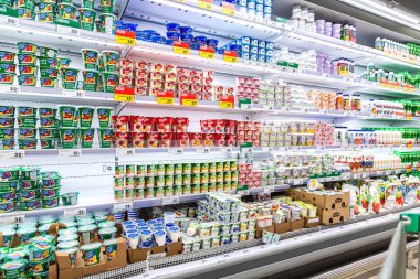 Saint Petersburg, Rusya Federasyonu - 10 Ağustos 2018: Satılık süpermarket Auchan taze süt ve süt ürünleri hazır