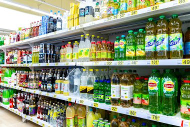 Saint Petersburg, Rusya Federasyonu - 10 Ağustos 2018: Satılık süpermarket Auchan farklı taze içecekler hazır