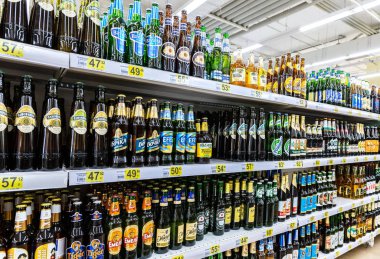 Saint Petersburg, Rusya - 10 Ağustos 2018: Alkollü içecekler. Satılık süpermarket Auchan farklı bira kutuları ve şişe hazır