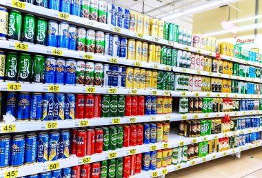 Saint Petersburg, Rusya - 10 Ağustos 2018: Alkollü içecekler. Satılık süpermarket Auchan farklı bira kutuları ve şişe hazır