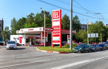 Saint Petersburg, Rusya - 10 Ağustos 2018: Lukoil benzin istasyonu araçların yakıt ile. Lukoil en büyük Rus petrol şirketlerinden biridir