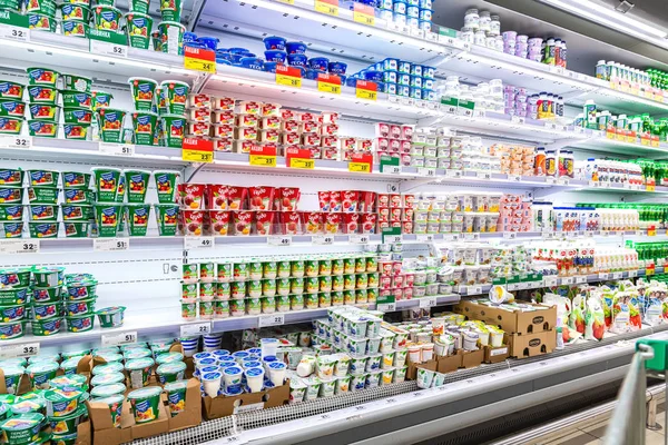 Auchan スーパー マーケットでの販売の準備ができて新鮮な乳製品サンクトペテルブルク ロシア連邦 2018 — ストック写真