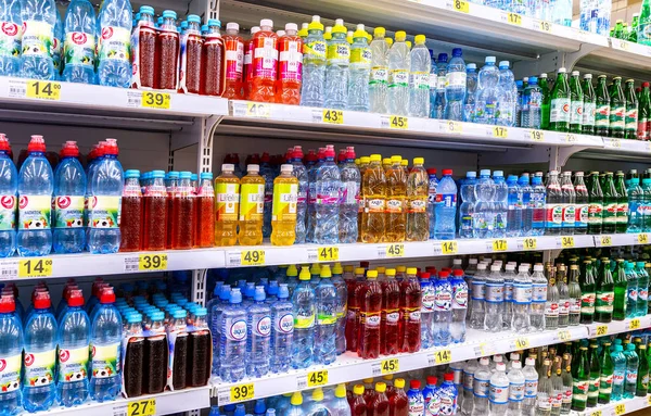 俄罗斯圣彼得堡 2018年8月10日 在超市欧尚准备出售不同的新鲜饮料 — 图库照片
