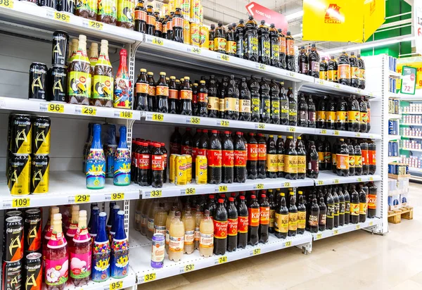 Auchan スーパー マーケットでの販売の準備ができて別の新鮮な飲料サンクトペテルブルク ロシア連邦 2018 — ストック写真