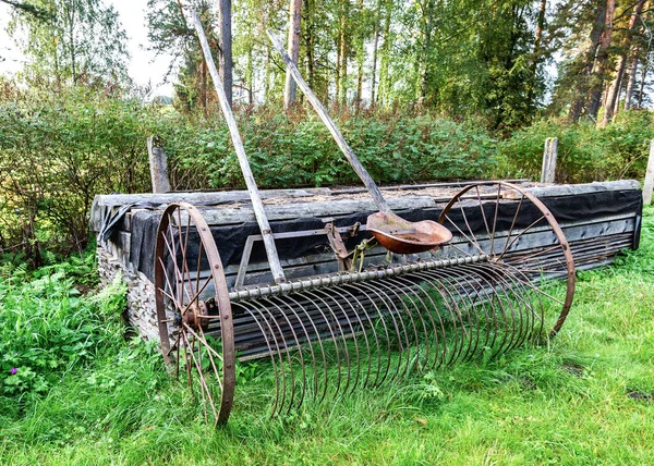 Staré Zemědělské Stroje Zastaralý Model Obraceč Rezavé Staré Zemědělské Stroje — Stock fotografie