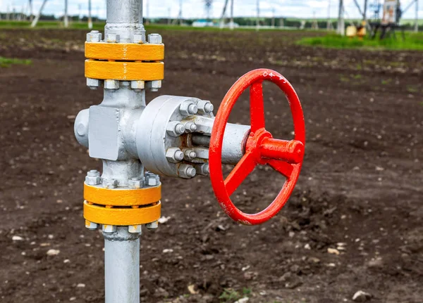 Oleoduto Com Válvula Controle Vermelha Equipamento Indústria Petrolífera — Fotografia de Stock