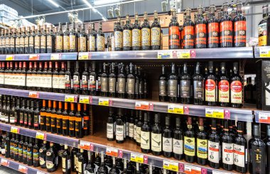 Samara, Rusya - 24 Mart 2018: Vitrin alkollü içecekler zinciri hipermarket