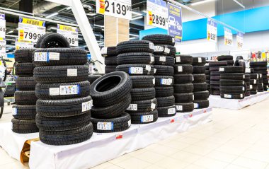 Samara, Rusya - 1 Mayıs 2018: zincir hipermarket satışında yığılmış yeni araç lastikleri