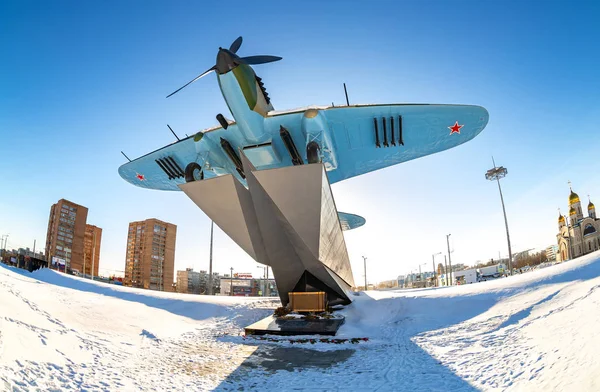 Σαμάρα Ρωσία Ιανουαρίου 2018 Μνημείο Που Πετούν Χαμηλά Επίθεση Αεροπλάνο — Φωτογραφία Αρχείου