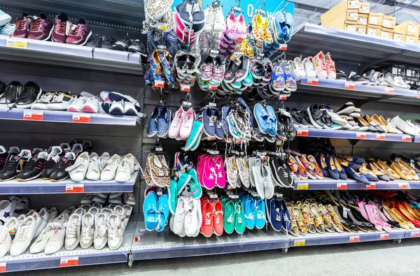 Samara Russland März 2018 Verschiedene Schuhe Bereit Zum Verkauf Vitrine — Stockfoto