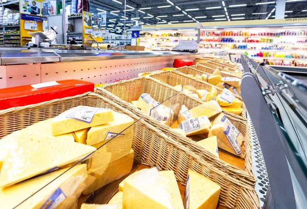 俄罗斯萨马拉 2018年3月24日 美味的新鲜奶酪准备在连锁超市的展示中出售 — 图库照片