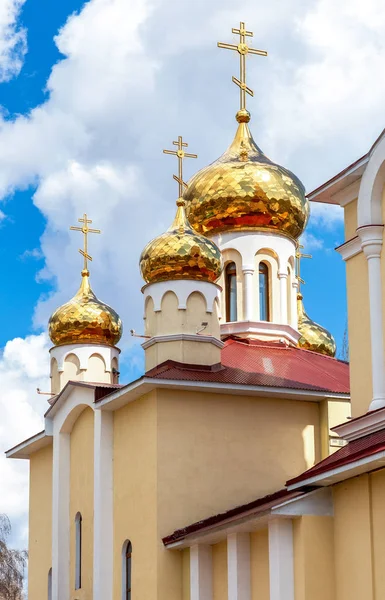 サマーラ ロシアの神聖な Myrrhbearers の名誉の教会の黄金のドームと塔 — ストック写真