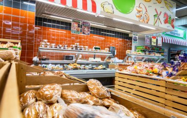 Samara, Rusya - 23 Şubat 2018: Ekmek yapım ürünleri satış zinciri hipermarket Karusel hazır. Rusya'da büyük gıda perakendeci biri