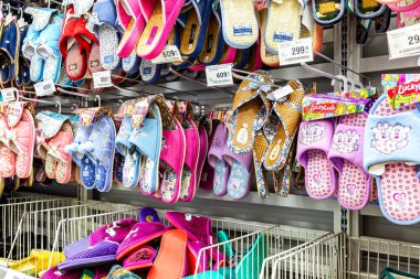 Samara, Rusya - 24 Mart 2018: Farklı ayakkabı zinciri hipermarket vitrinde satışı hazır